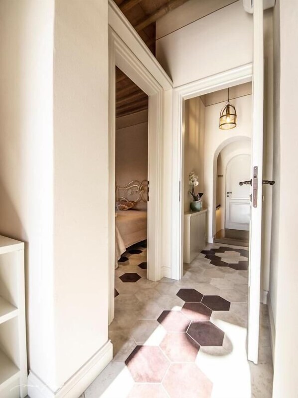 Habitación familiar, vista a la colina | Interior