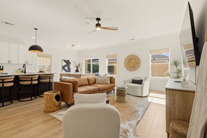 Een moderne woonkamer met een bank, een salontafel en een tv-meubel.