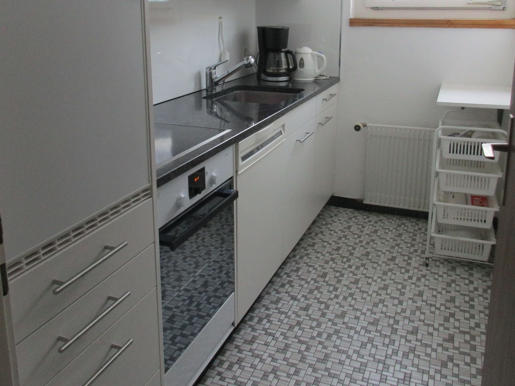 Kühlschrank, Ofen, Geschirrspüler, Kochgeschirr/Geschirr/Besteck