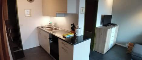 Fridge, oven, cookware/dishes/utensils