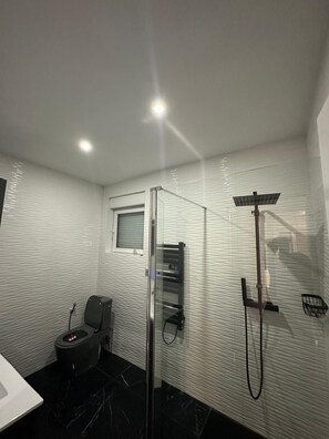 Shower, hair dryer, bidet, towels - Villa Badia (Empuriabrava)