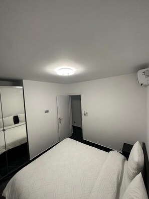 WiFi, bed sheets - Villa Badia (Empuriabrava)