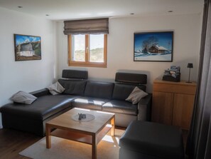 Fernseher, Kamin, DVD-Player