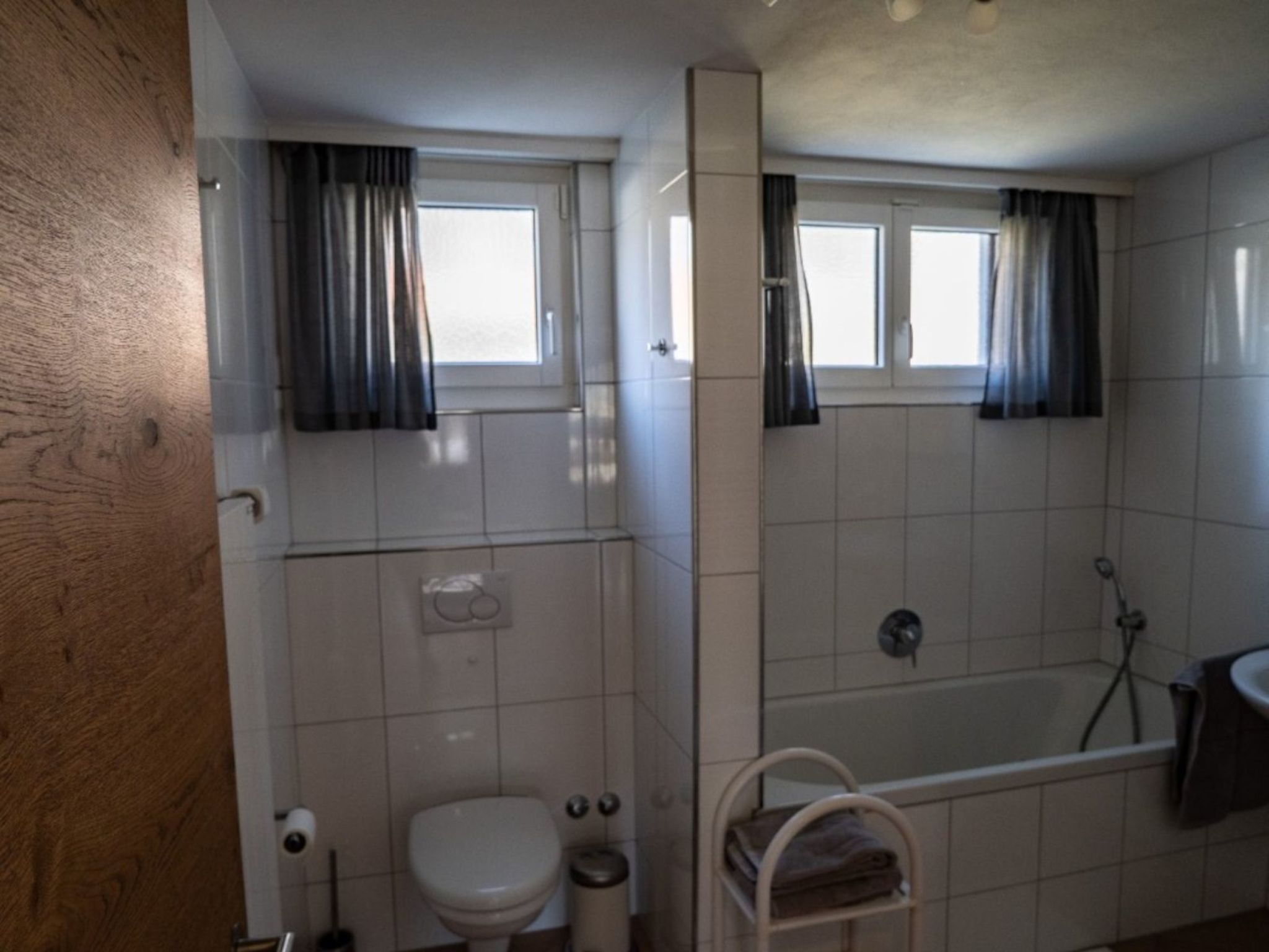 Une salle de bain équipée de toilettes, d’une baignoire et d’une douche.