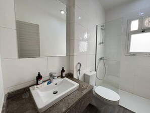 Chalet, 3 Bedrooms, Lagoon View | Bathroom