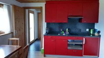Fridge, oven, cookware/dishes/utensils