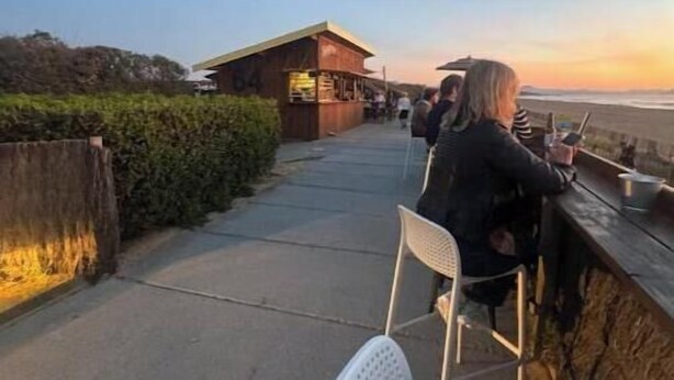 A coastal walkway with a restaurant, seating area, and ocean view. - Elegance & Terrace in the heart of the 5 Cantons - Beaches on foot (Anglet)