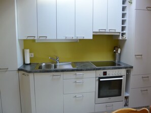 Refrigerador, horno y utensilios de cocina 