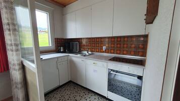 Kühlschrank, Ofen, Geschirrspüler, Kochgeschirr/Geschirr/Besteck