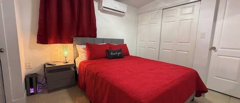 Tabla de planchar con plancha, wifi y ropa de cama