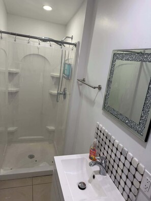 Dusche, Haartrockner, Shampoo
