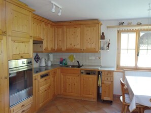 Geladeira, talheres/pratos/utensílios de cozinha