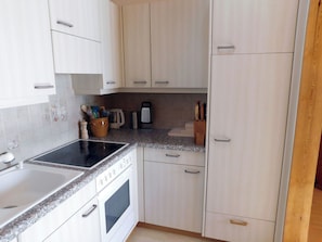 Kühlschrank, Kochgeschirr/Geschirr/Besteck