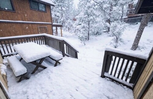 Delightful 2-bedroom cabin in charming Sugarloaf awaits you