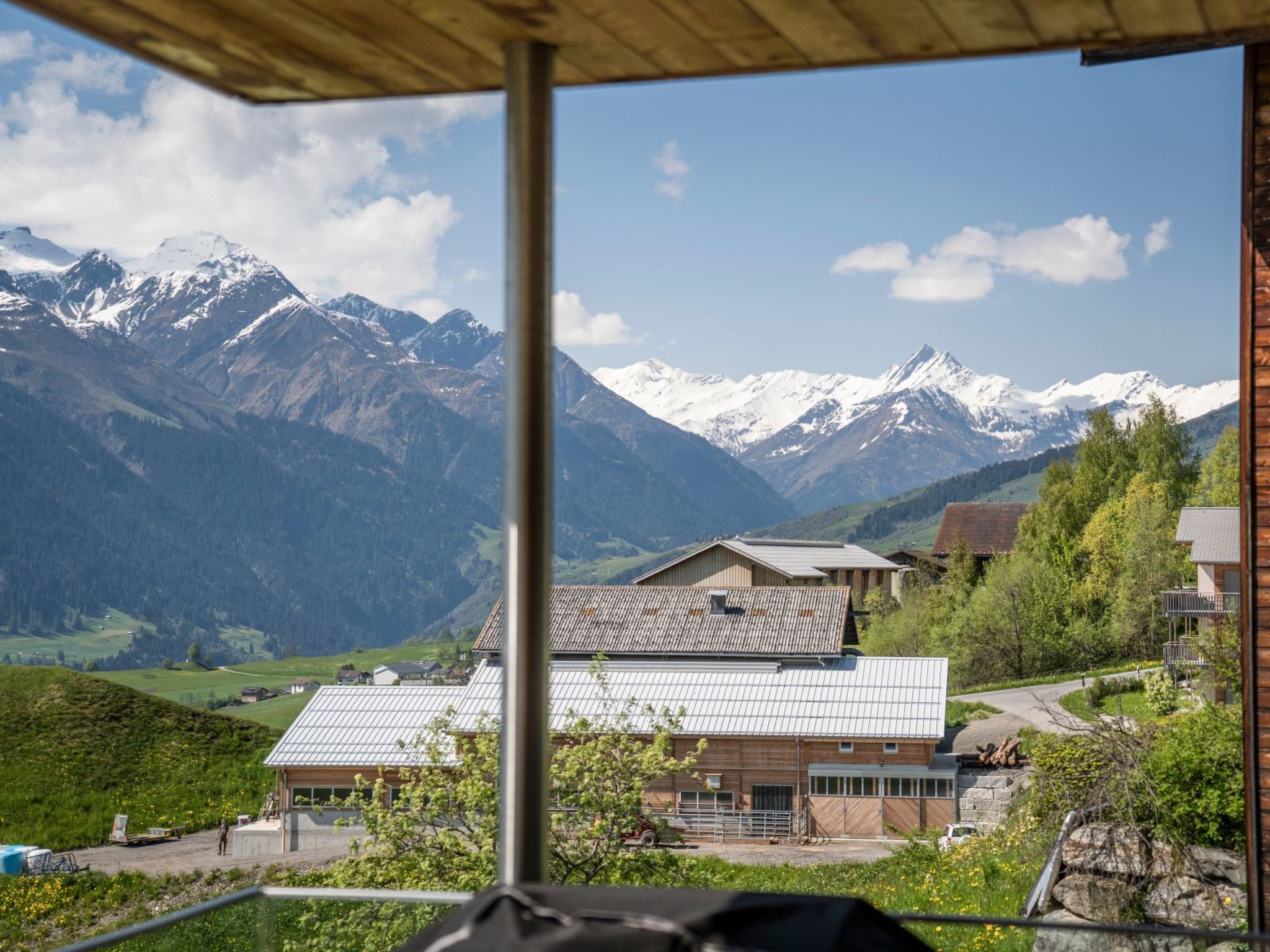 Blick auf Berge mit einem Gebäude, das ein geneigtes Dach und eine sichtbare Garage hat.