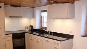 Eine moderne Küche mit Geschirrspüler, Backofen und Spüle.
