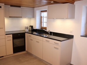 Kühlschrank, Ofen, Geschirrspüler, Kochgeschirr/Geschirr/Besteck
