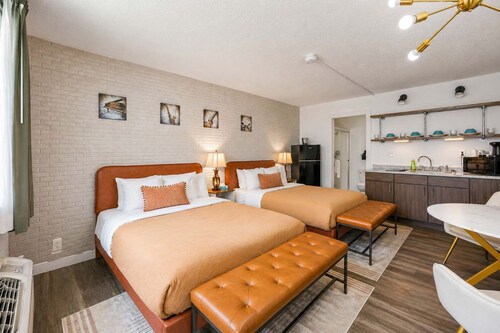 Sleek 2 Bed | 10 Min to Downtown + BNA Access