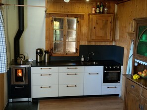 Réfrigérateur, batterie de cuisine, vaisselle et ustensiles