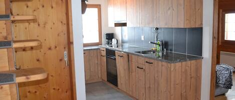 Fridge, oven, dishwasher, cookware/dishes/utensils