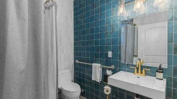 Douche, sĂšche-cheveux, serviettes fournies, shampoing