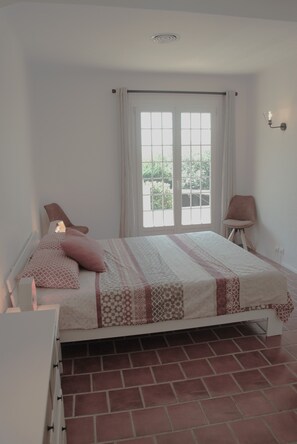 3 bedrooms, iron/ironing board, Internet, bed sheets - L'Orangeraie is a Charming 3 Bed Villa, provencal style in Mougins (Mougins)