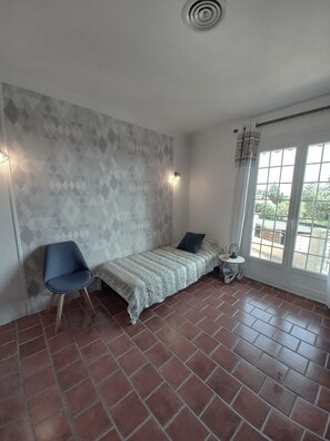 3 habitaciones, tabla de planchar con plancha, internet y ropa de cama 