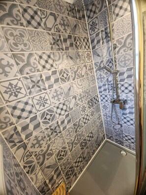 Shower, hair dryer, towels, soap - L'Orangeraie is a Charming 3 Bed Villa, provencal style in Mougins (Mougins)