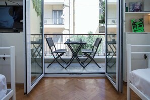 Outdoor dining - Lovely 1 Bd Apt with Balcony 10 min from Acropolis (Athina)