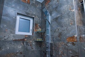 Shower, hair dryer, towels, shampoo - Lovely 1 Bd Apt with Balcony 10 min from Acropolis (Athina)