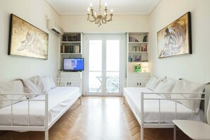 1 bedroom, iron/ironing board, WiFi, bed sheets - Lovely 1 Bd Apt with Balcony 10 min from Acropolis (Athina)