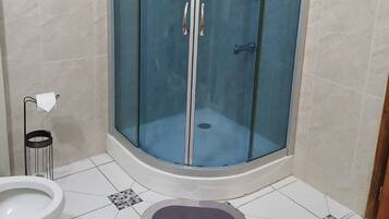 Dusche, Handtücher, Seife, Toilettenpapier