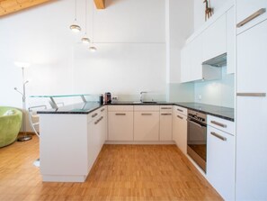 Kühlschrank, Ofen, Geschirrspüler, Kochgeschirr/Geschirr/Besteck
