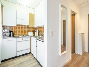 Kjøleskap, ovn, oppvaskmaskin og kjøkkenutstyr