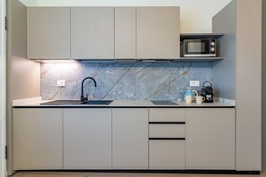 Geladeira, micro-ondas, cooktop, lava-louças
