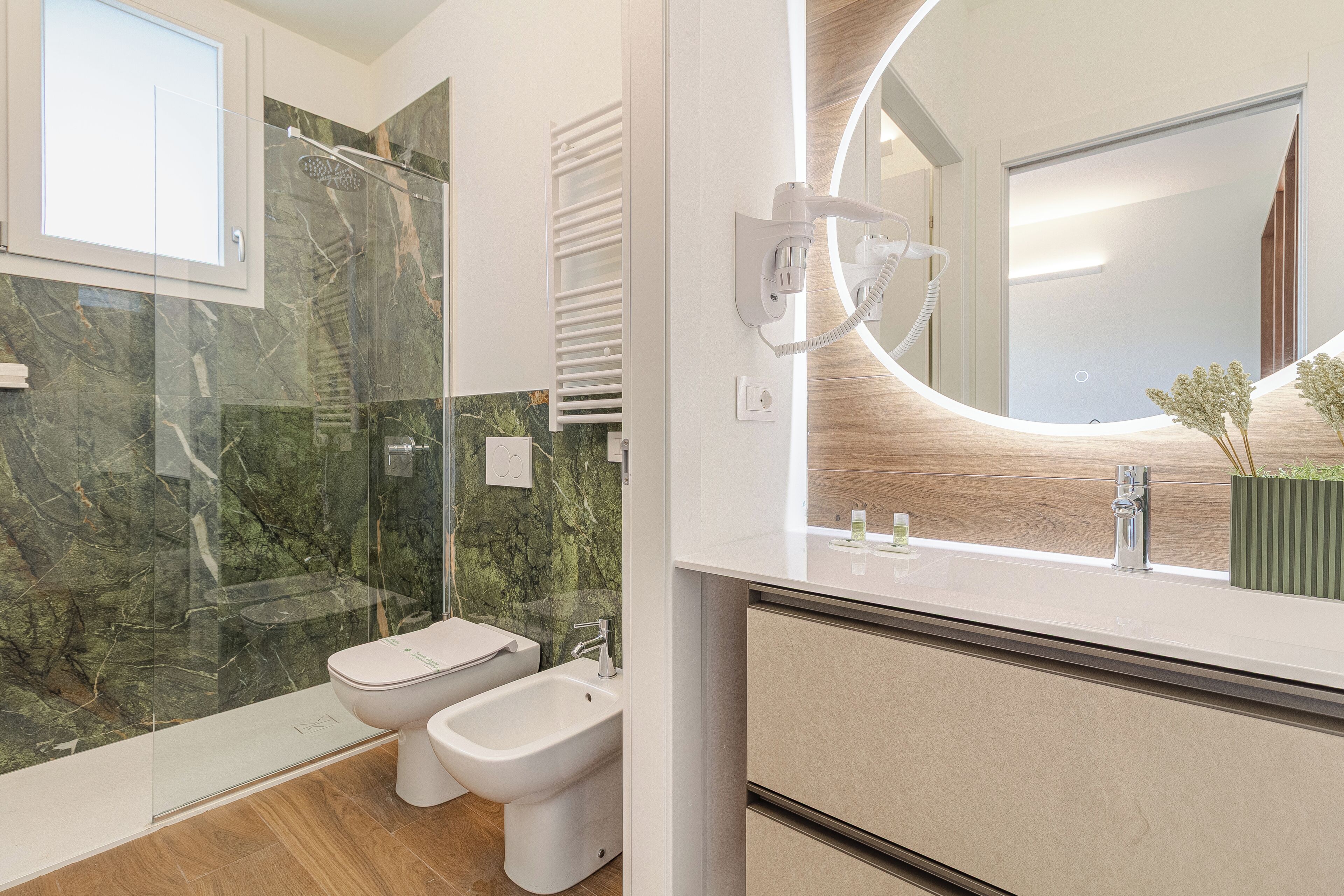 Douche, sèche-cheveux, bidet, serviettes fournies