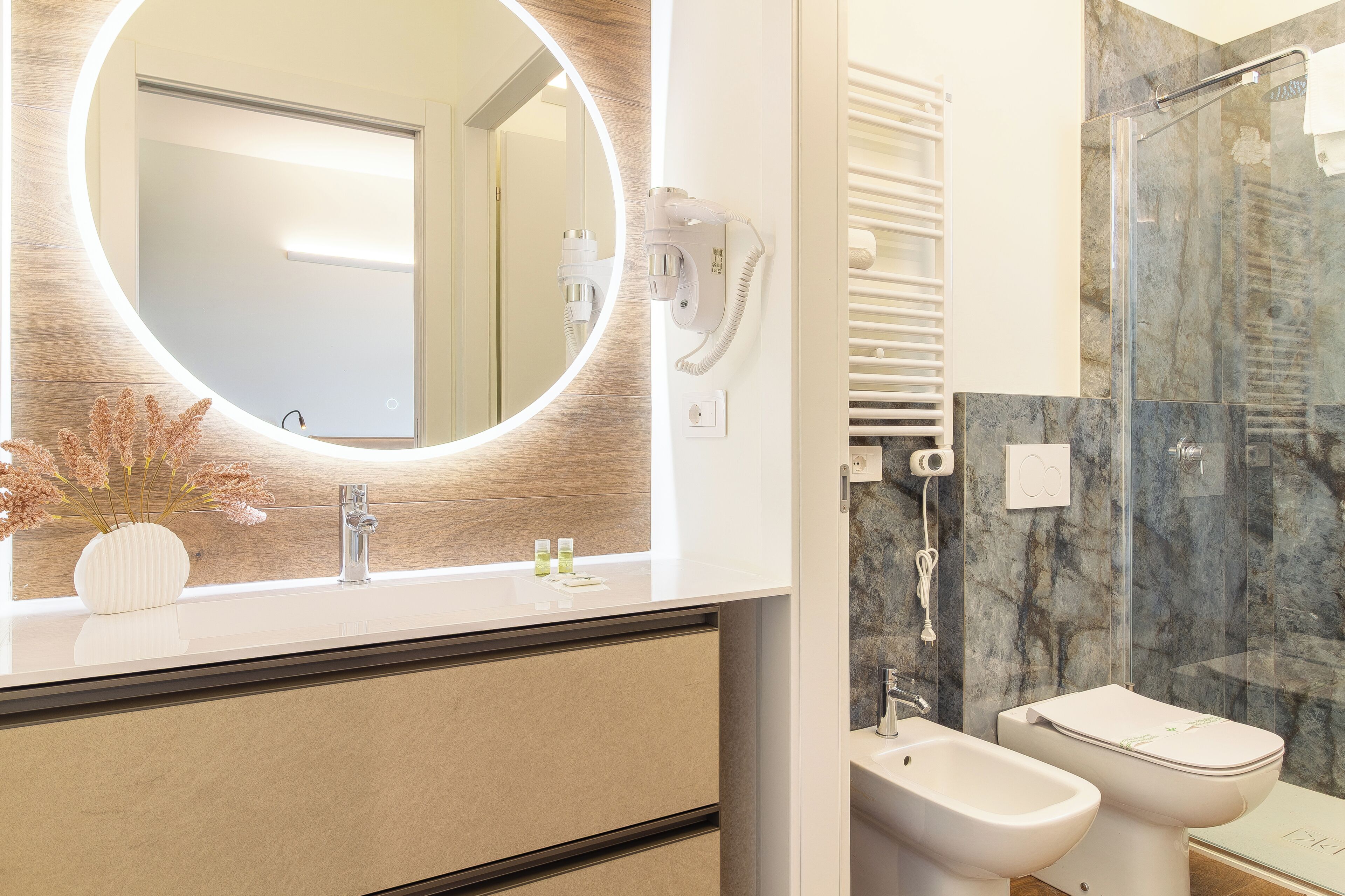 Regadera, secadora de cabello, bidet, toallas 