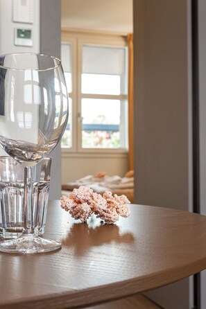 Ein Tisch mit klaren Gläsern und einer dekorativen Zuckerblumen-Arrangement.
