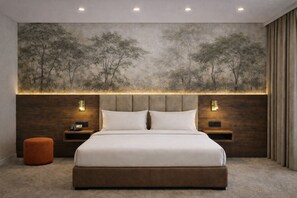 Ein Schlafzimmer mit einem großen Bett, zwei Nachttischen, einem Beistelltisch, einem runden Hocker und einem Wandbild.