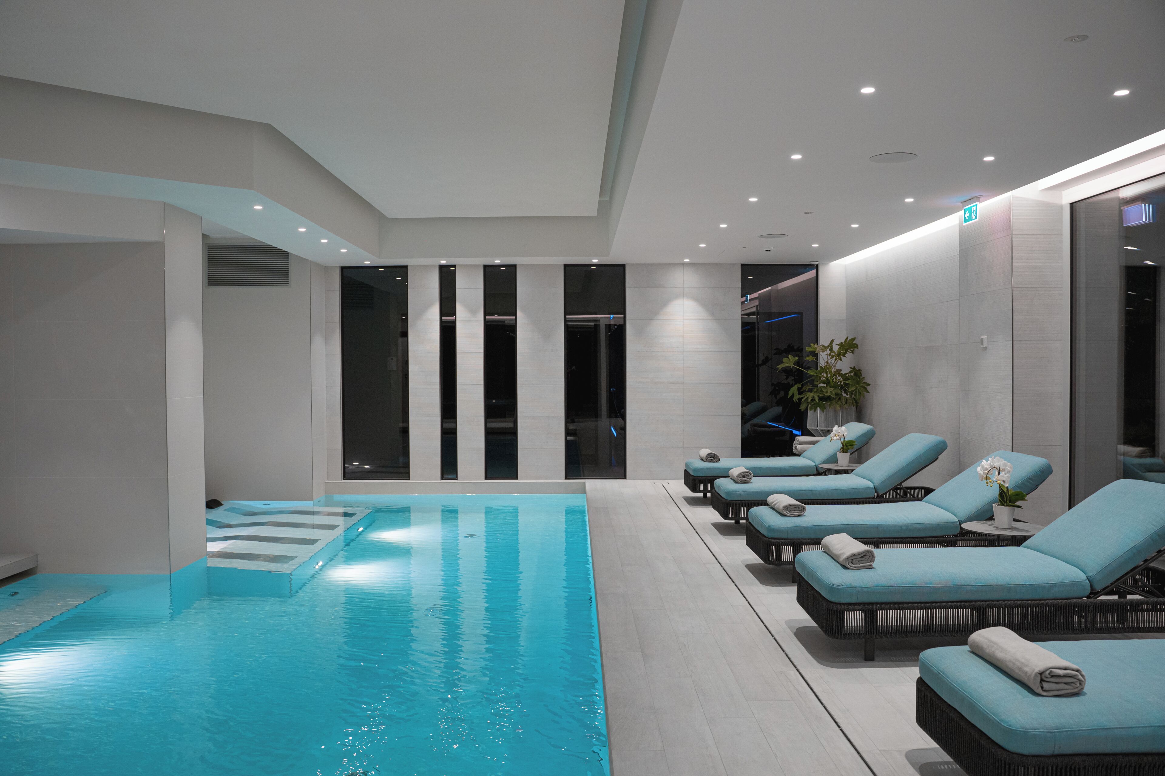 Indoor pool, seasonal outdoor pool, sun loungers
