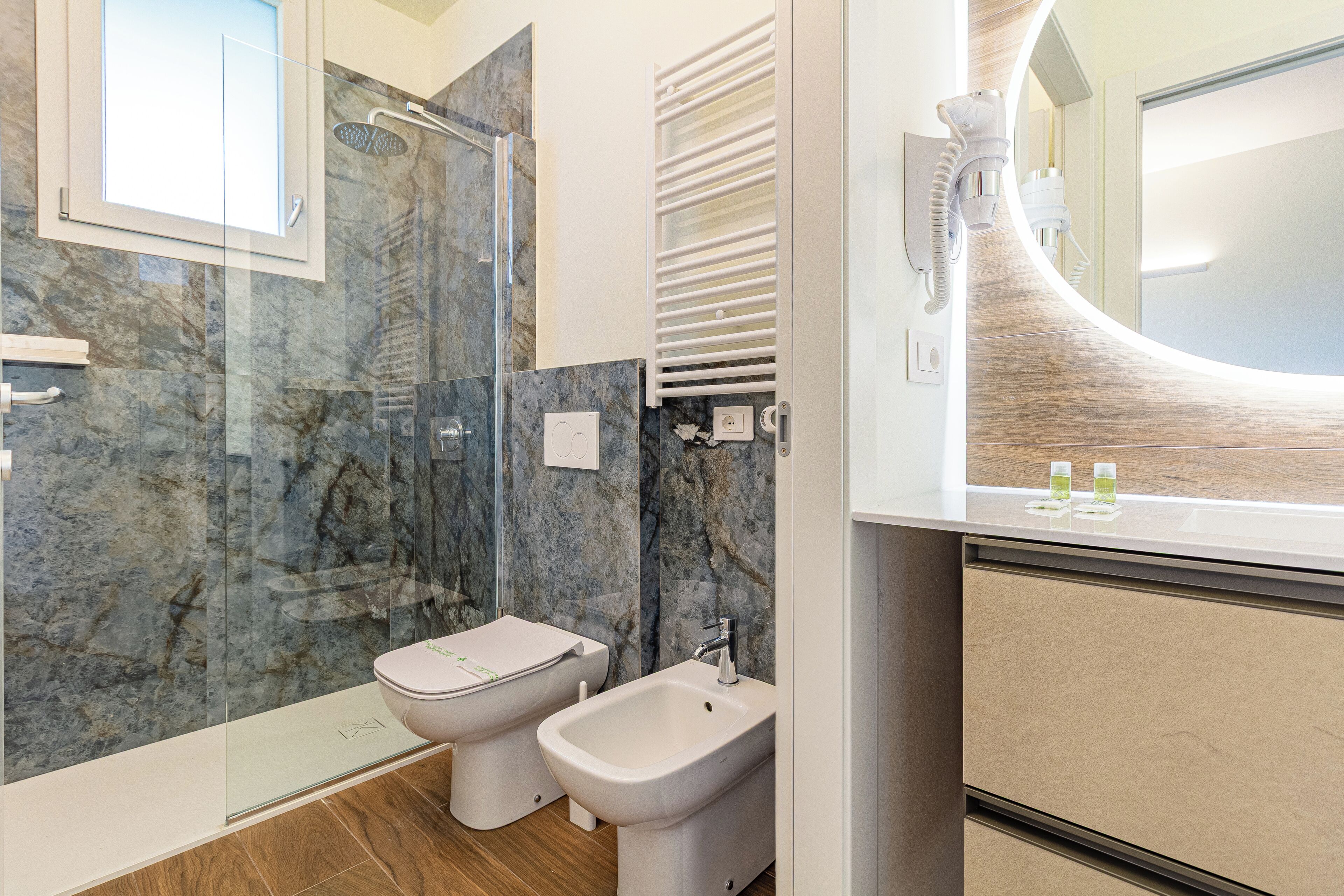Shower, hair dryer, bidet, towels