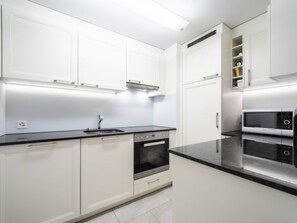 Kühlschrank, Ofen, Geschirrspüler, Kochgeschirr/Geschirr/Besteck