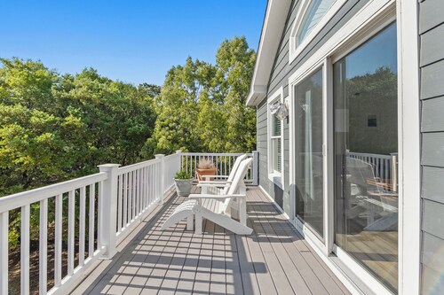 Moon Jelly Manor: Fenced Yard | Pickleball Court Access