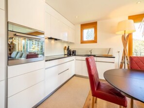 Fridge, oven, dishwasher, cookware/dishes/utensils - Taviarna Laax 3.6 by Interhome (Laax)