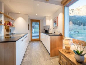 Fridge, oven, dishwasher, cookware/dishes/utensils