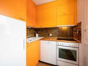 Kühlschrank, Ofen, Geschirrspüler, Kochgeschirr/Geschirr/Besteck