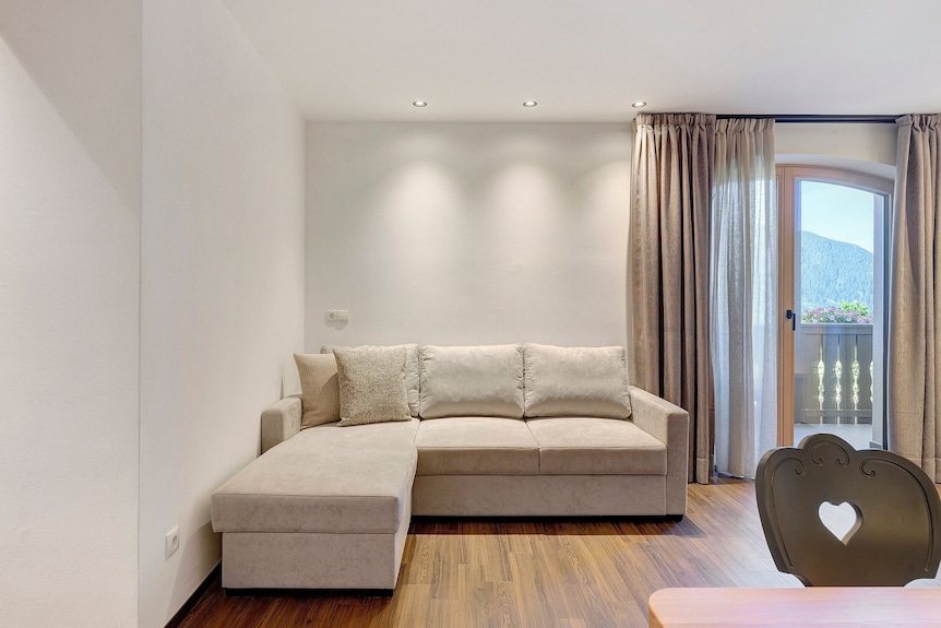 Goldener Adler Apartment Classic 2 With Balcony, Sauna & Breakfast Included - New 2026 - Cavalese