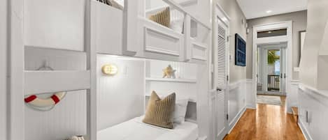 Tabla de planchar con plancha, wifi y ropa de cama