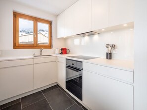 Fridge, oven, dishwasher, cookware/dishes/utensils - Casa Guarda Val 1 by Interhome (Falera)