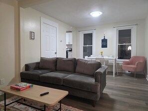 Living area - Lovely 2-bed  in Rochester Highland Park area. Close to Downtown, UR, Strong. (Rochester)